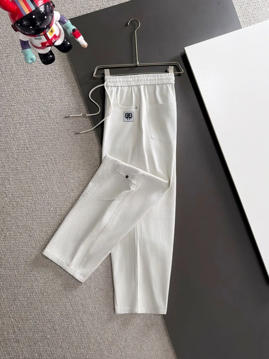 Next day shipment P195 Balenciaga High Quality 2026 Autumn and Winter New Arrival elastic band casual pants, counter-customized fabrics, Breathable, high comfort, impeccable details, brand element design concept, reflecting high quality. It feels delicate and soft! It presents a casual cut and the upper body shape is great! Sizes:S-3XL